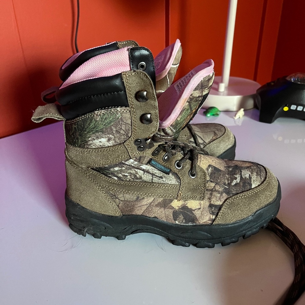 Womens waterproof camo boots Itasca brand thinsulate insulation